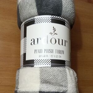 NWT Ardour, Plaid Plush Throw Blanket - Gray and White / 50" X 60"